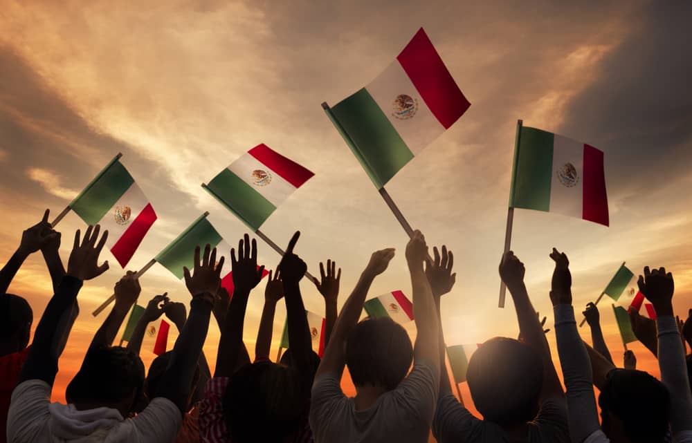 Mexicanos celebrando las fiestas patrias